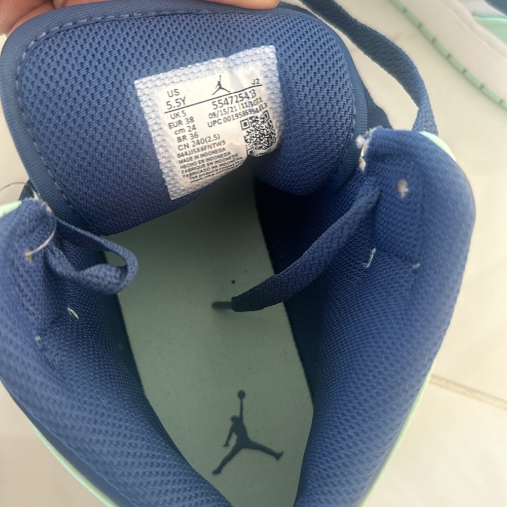 Brand new Nike Air Jordan sneakers, kids size 5.5. Turquoise, navy. Rare! - Picture 4 of 5